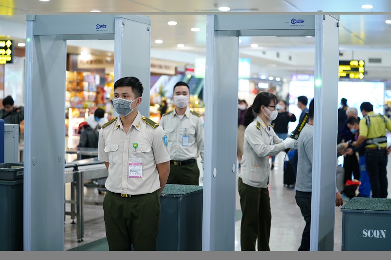Cẩn thận khi kiểm tra an ninh tại sân bay Nội Bài