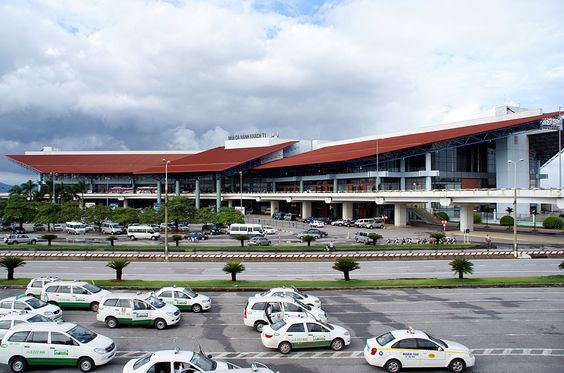 Taxi giá rẻ đón trong sảnh sân bay Nội Bài